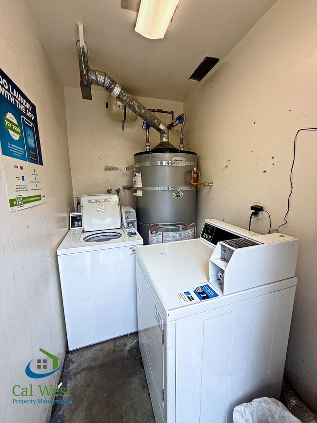 Building Photo - $2695 - 2 Bed/1 Bath Townhome in North San Jose-Near Lightrail