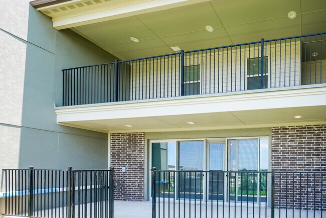 Building Photo - 7117 9th Hole Dr