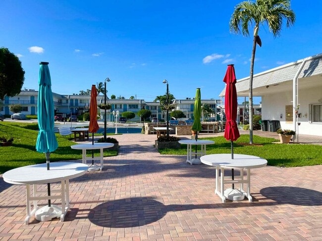 Building Photo - 2880 Lake Osborne Dr