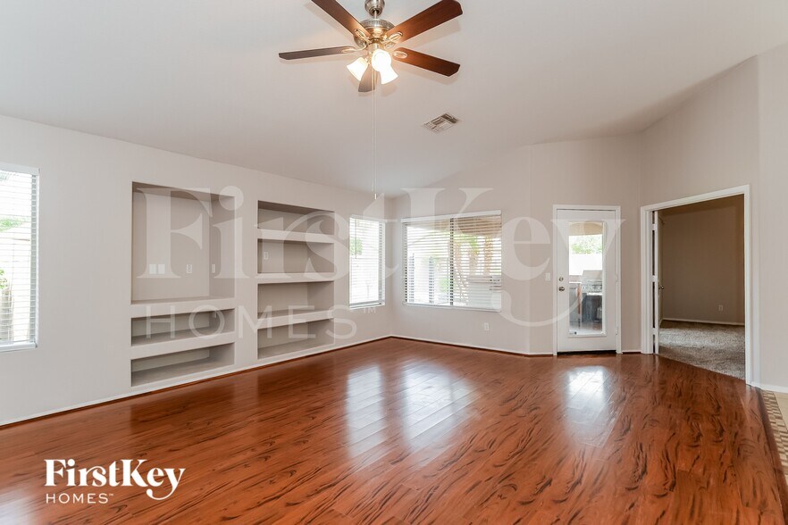 Building Photo - 653 S Parkwood