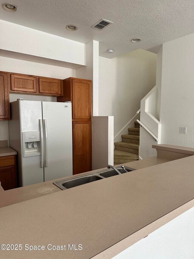 Building Photo - 105 Turpial Way