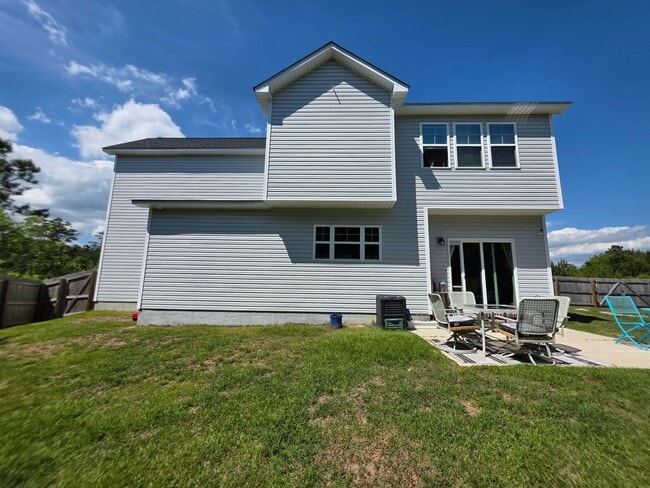 Building Photo - Spacious & Stylish Living Near Camp Lejeune with Expansive Fenced Backyard