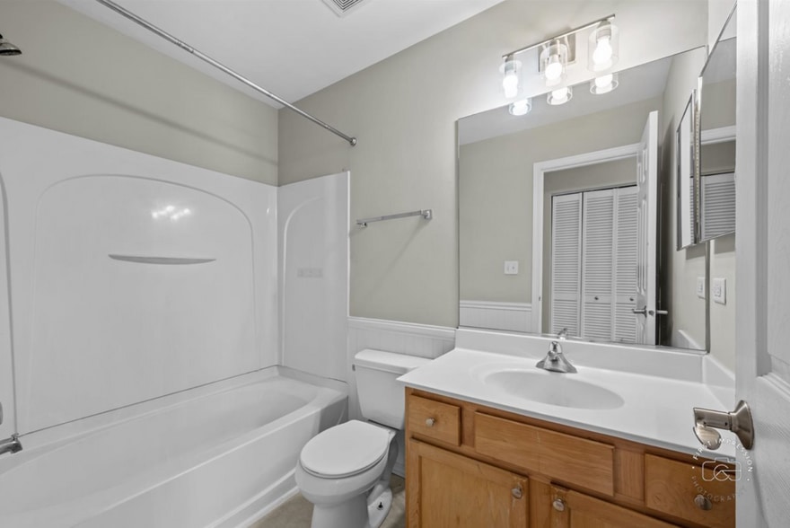 Building Photo - 628 Lincoln Station Dr