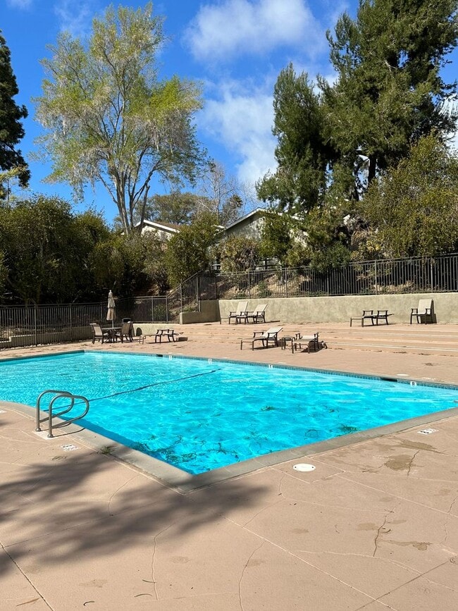 Building Photo - CHARMING 2-BEDROOM TOWNHOME IN GENESEE HIG...