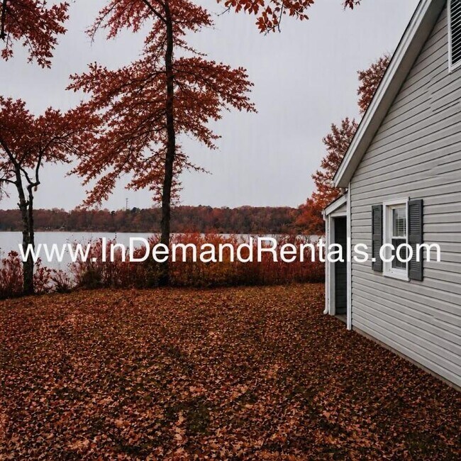 Building Photo - 305 Malaga Park Dr