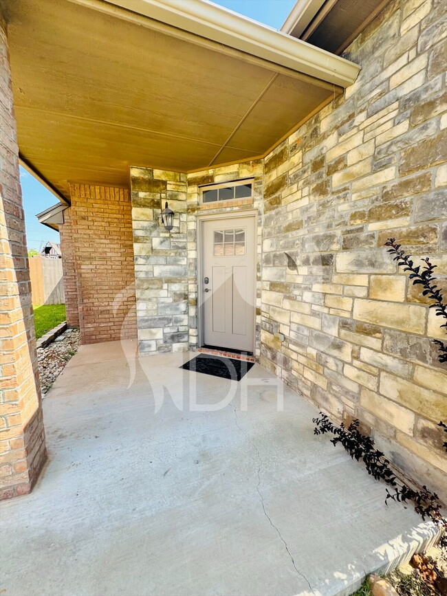 Building Photo - 924 N Creek Dr