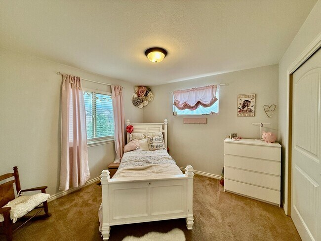 Building Photo - Spacious & Stylish 5-Bedroom Home in Wolf ...