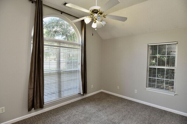 Building Photo - 121 Laurenburg Dr