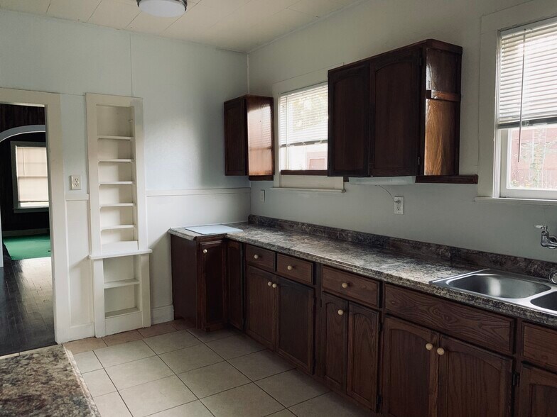 Lots of cabinets kitchen - 1041 W Kings Hwy