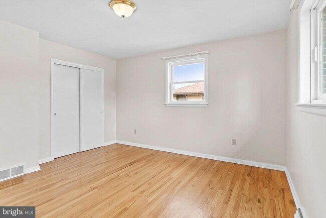 Building Photo - 213 Sunset Dr