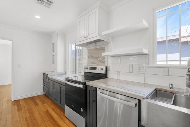 Building Photo - Updated 2BR Duplex in Angeles Mesa – Solar...