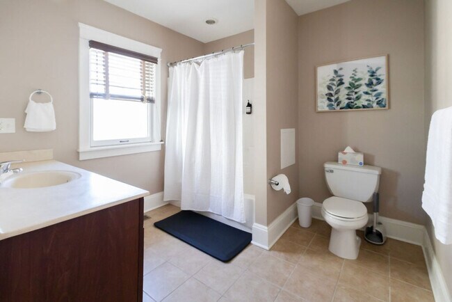 Building Photo - 1501 E 105th St