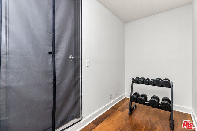 Building Photo - 1633 S Bentley Ave