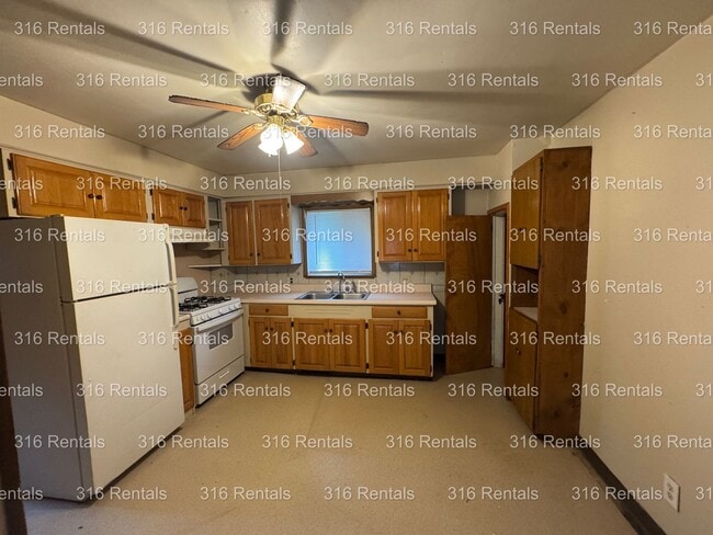 Building Photo - $1095- 4 bed 2 bath - Single Family Home
