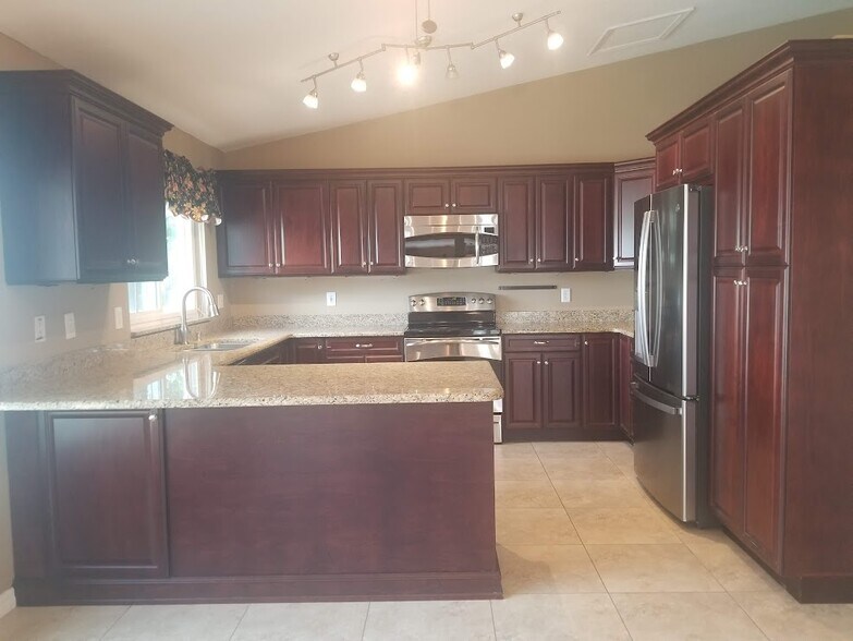 gourmet kitchen - 2908 Shannon Cir