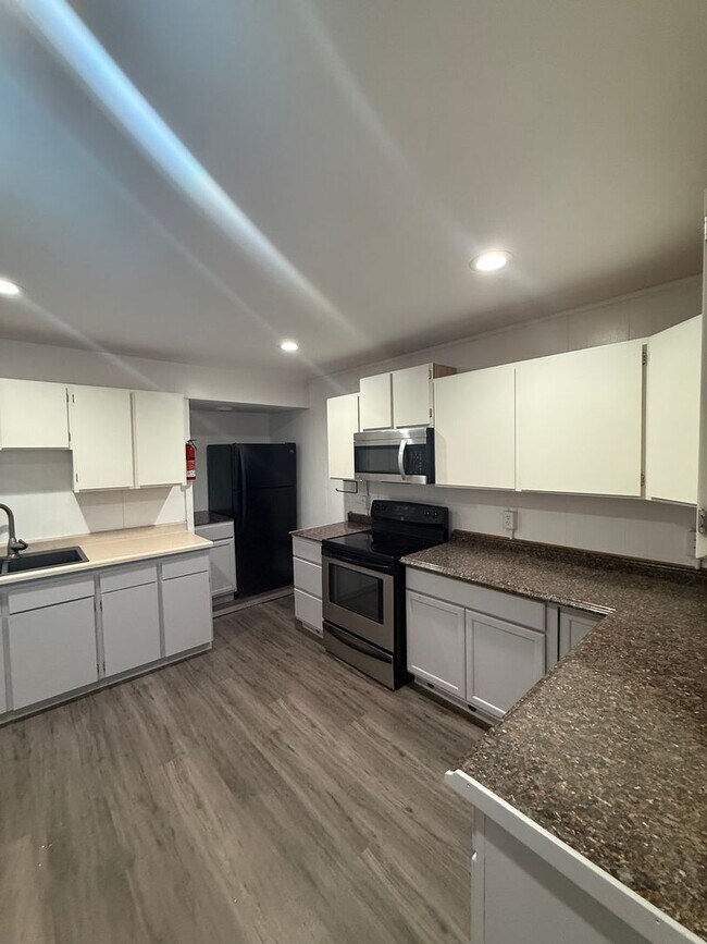 Building Photo - 1315 Ballaine Rd