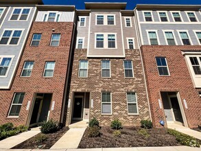 Building Photo - Luxury 3 Bedroom 2.5 Bathroom Brick Townho...