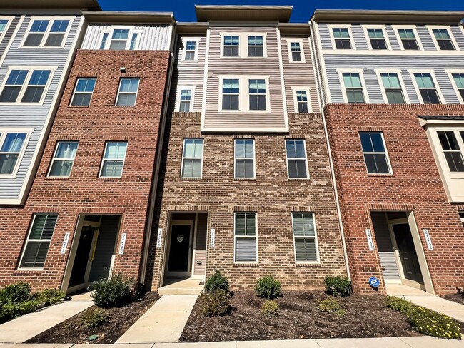 Primary Photo - Luxury 3 Bedroom 2.5 Bathroom Brick Townho...