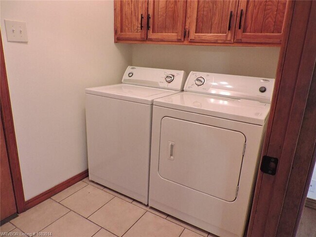 Building Photo - 8617 Meadow Dr