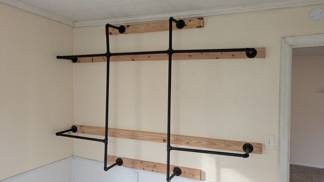 Building Photo - 806 S Saville Ave