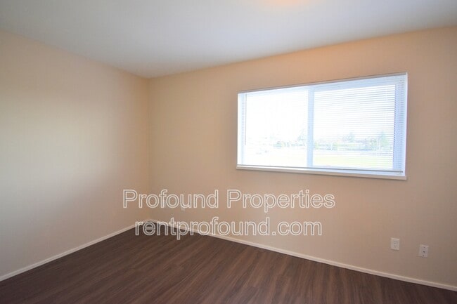 Building Photo - 738 NE 94th Ave