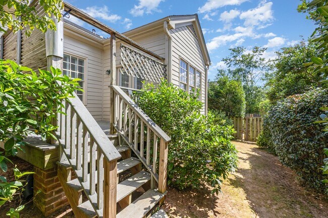 Building Photo - Spacious Townhome in the Heart of Raleigh,...