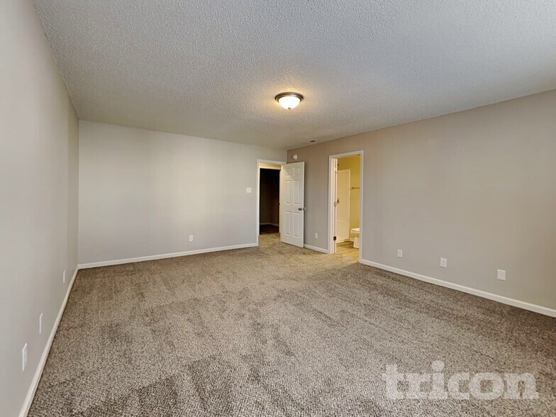 Building Photo - 10428 Kensington Way