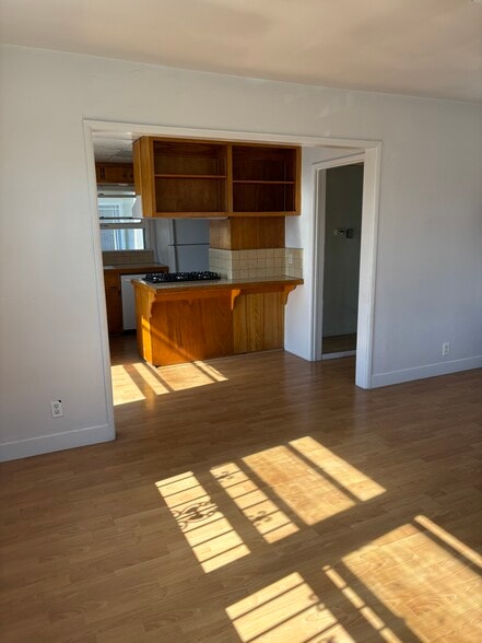 Building Photo - 927 1/2 S New Hampshire Ave