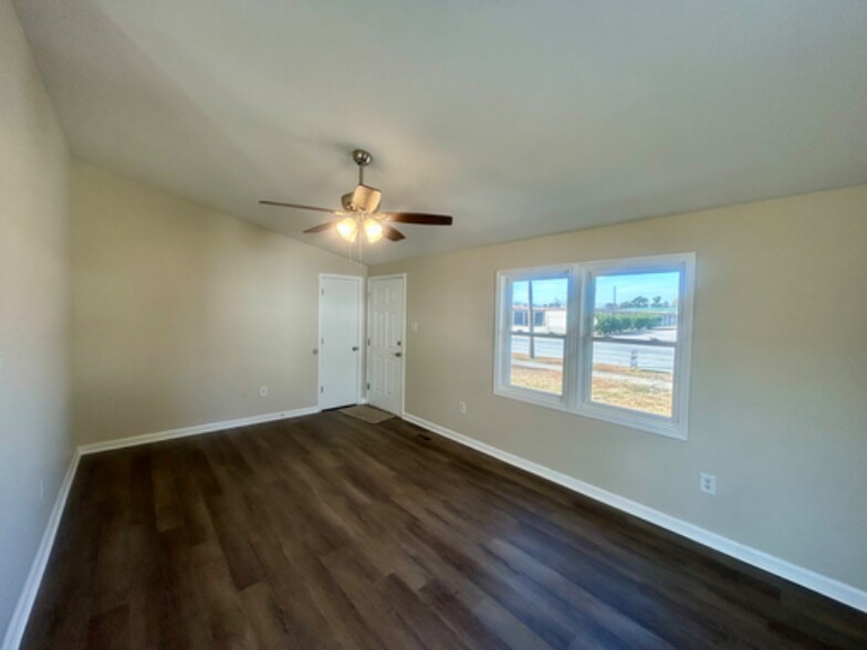 Building Photo - 403 S Market St