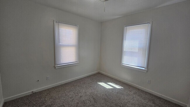 Building Photo - 3 Bed 1 bath home ready for immediate move in!