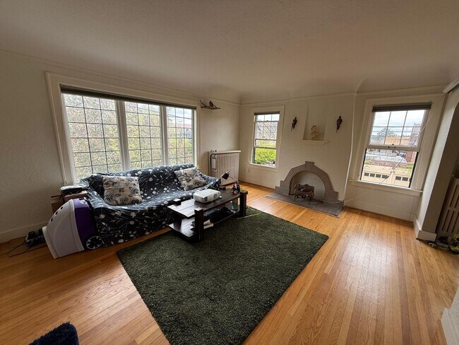 Building Photo - 1 Bed 1 Bath Top Floor Wallingford Condo!