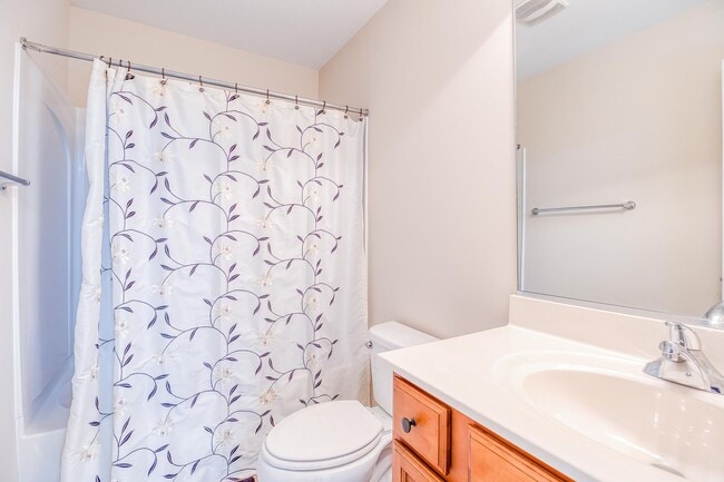 Building Photo - 3 Bedroom, 3 Bathroom Winston Salem Townhome