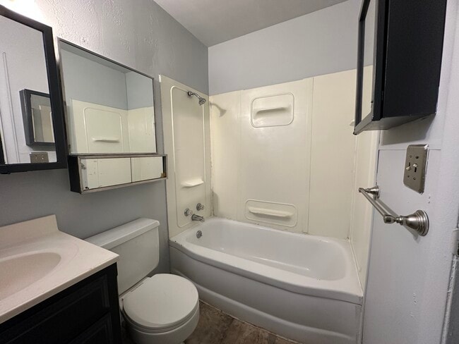 Building Photo - 1503 Eastview Ave