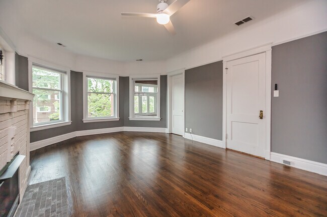 Building Photo - 334 S Oak Park Ave