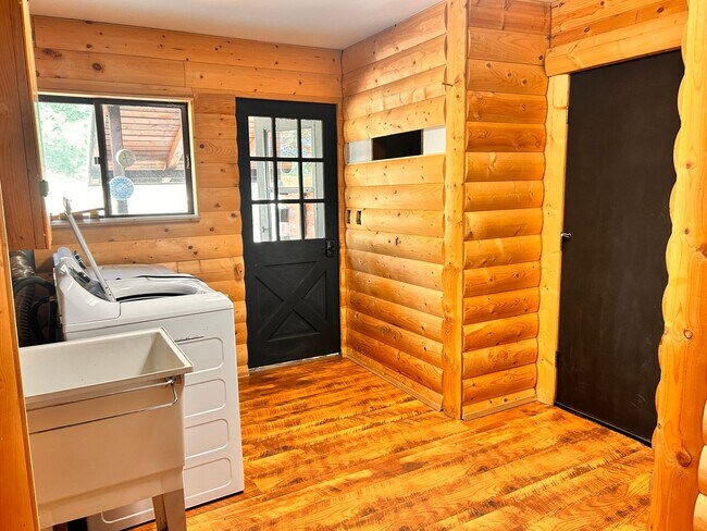 Building Photo - 10 Acres of Horse Property in Victor!