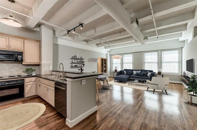 Primary Photo - 1120 Texas St
