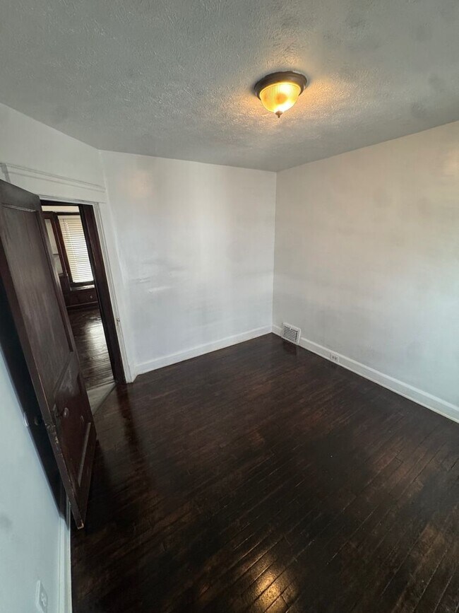 Building Photo - 2217 W 105th St