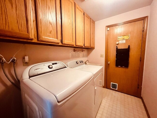 Building Photo - Absolutely Gorgeous Single Family Home located at Olympia!