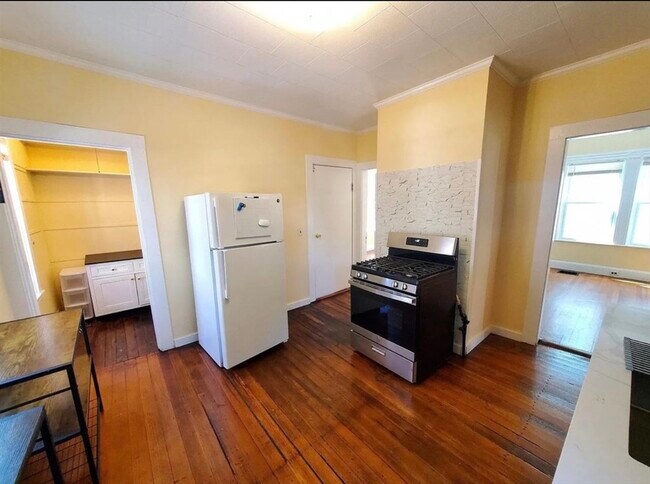 Building Photo - 32 Claremon St