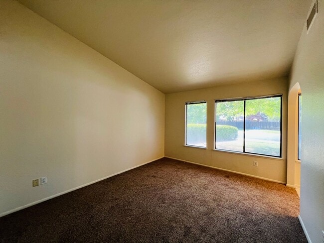 Building Photo - Charming 3 bed/2 bath with detached unit 1...