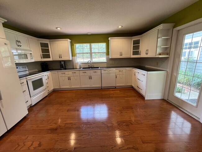 Building Photo - 3 Bedroom, 2 Bath home w/2 Car Garage on 5...