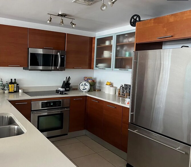 Building Photo - 3250 NE 1st Ave