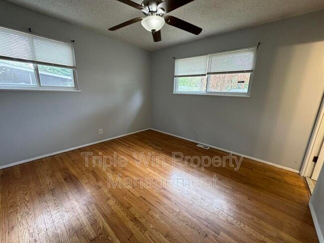 Building Photo - 220 Falcon Dr