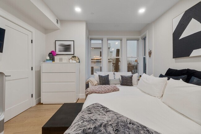 Building Photo - 202 Maverick St