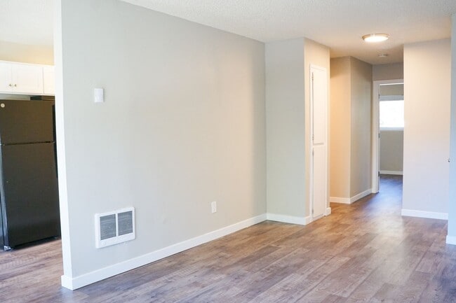 Building Photo - Close in SE Trendy Buckman - Updated 1st Floor 1 Bedroom!