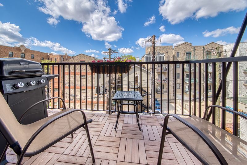 Balcony - 1506 N Sedgwick St