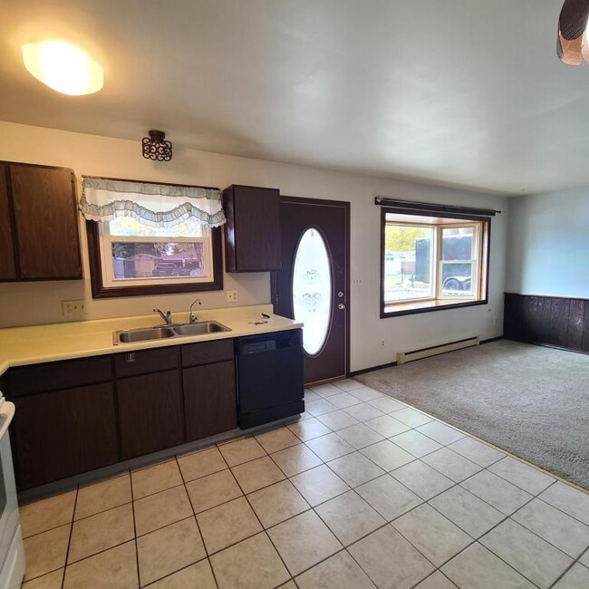 Building Photo - 912 East Ave