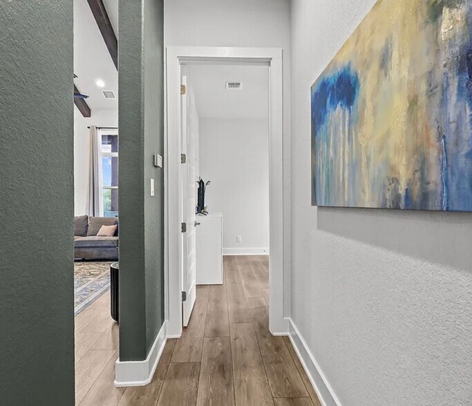 Building Photo - 1032 Clear Water Cyn