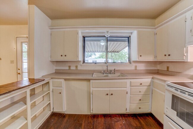 Building Photo - 3 BED 2 BATH! Schedule a tour today!