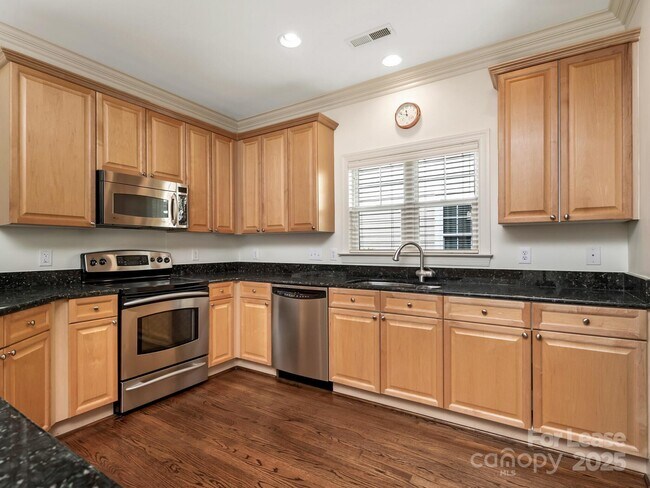 Building Photo - 2416 Chesterfield Ave